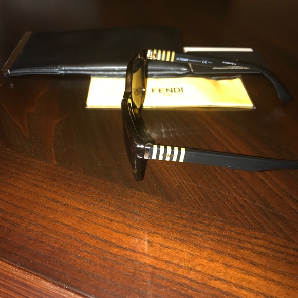 BRAND NEW Fendi 0054/S Wayfarer Sunglasses - Picture 2 of 3